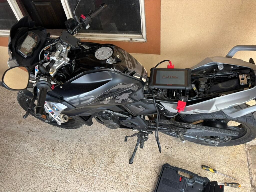 Diagnostico con escaner Autel en una moto BMW en Ryan Motor Solutions
