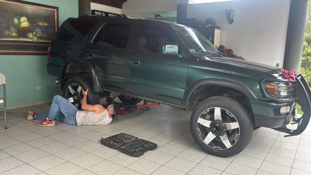 Mecanica general bajo un Toyota 4Runner en el taller de Ryan Motor Solutions