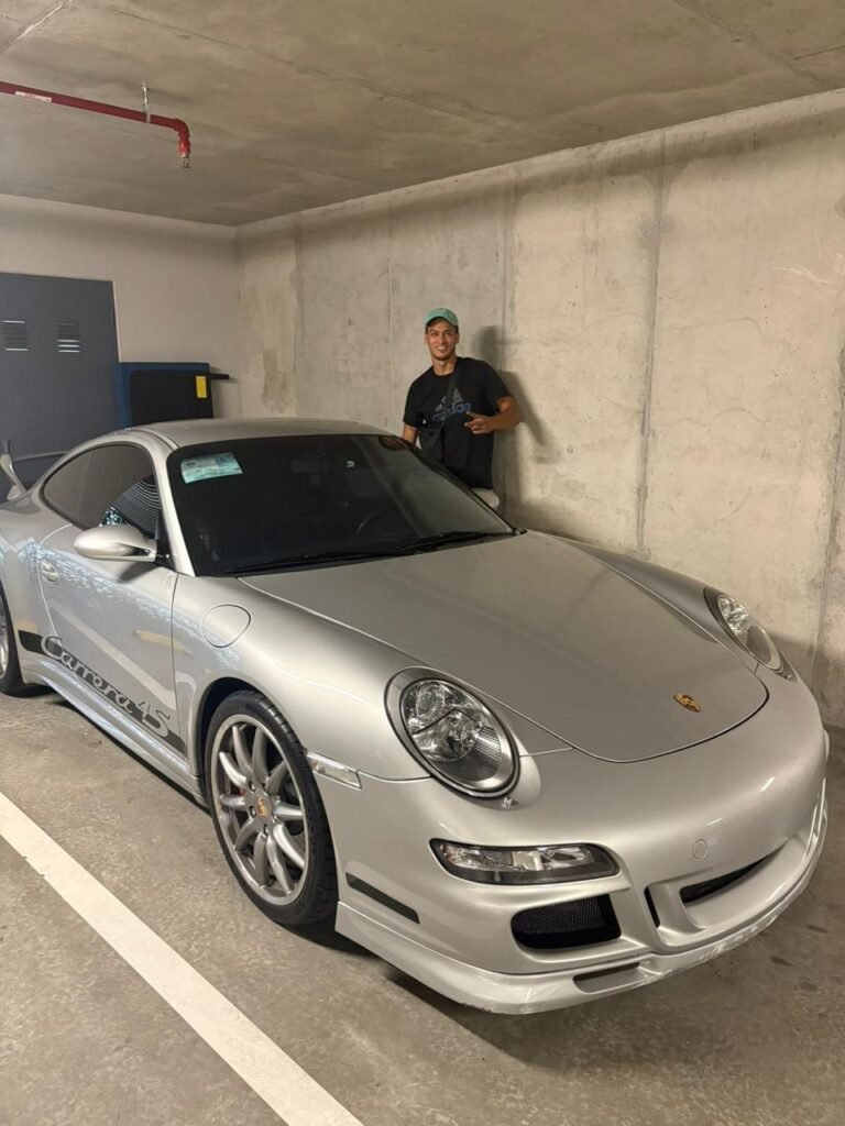 Cliente junto a su Porsche 911 atendido en Ryan Motor Solutions
