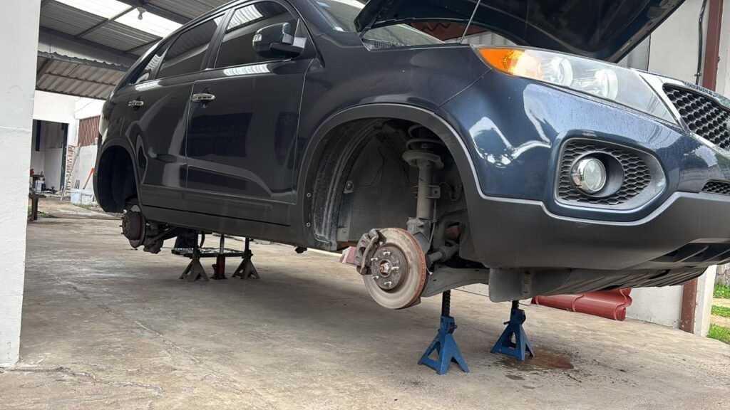 Taller de Ryan Motor Solutions con un carro sobre torres de seguridad
